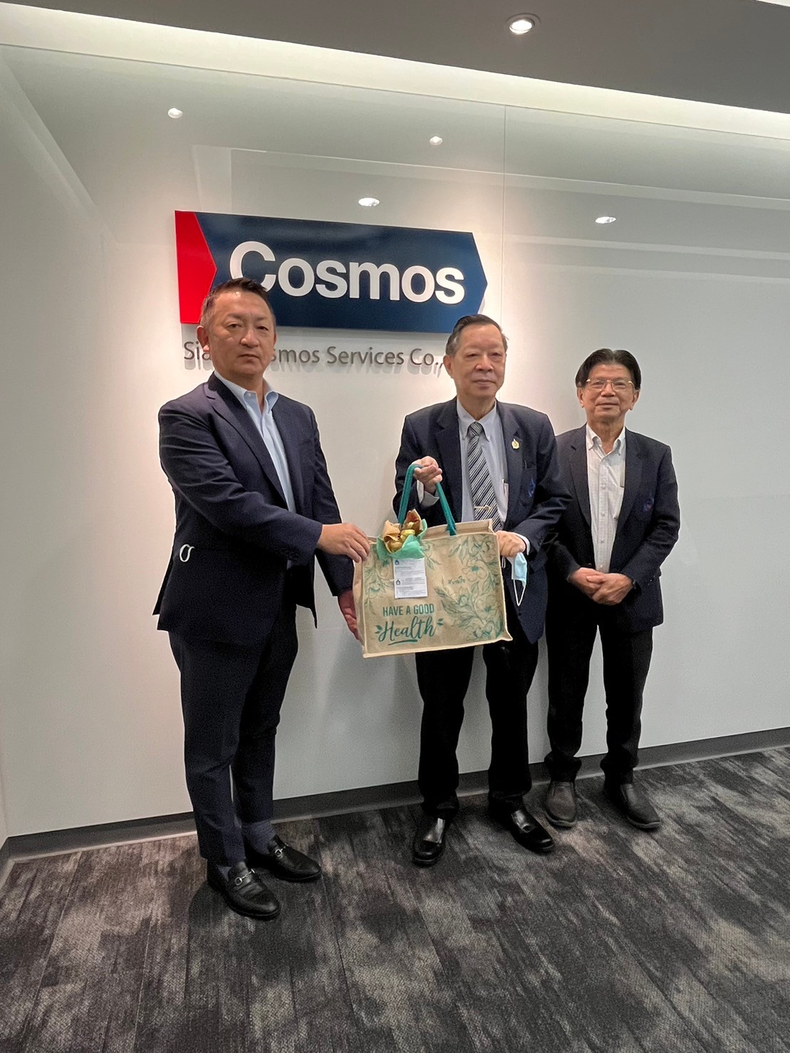 อธิการบดีและคณะผู้บริหาร TNI ร่วมสวัสดีปีใหม่ บริษัท สยามคอสมอสเซอร์วิส ...